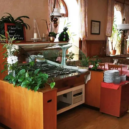 Loewen Hotel *